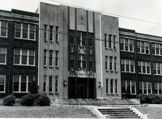 Facade of Pearl High School 